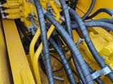 Détail du bloc de soupapes hydrauliques d'une pelle sur chenilles Komatsu PC220-8 de 2023