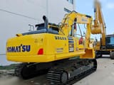 Escavatore cingolato Komatsu PC220-8 del 2023, vista posteriore tre quarti