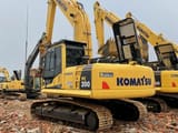 Komatsu PC200-8N1 Raupenbagger, Ansicht von hinten dreiviertel