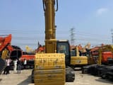 Escavatore cingolato Caterpillar 320CL del 2024, vista frontale di benna e braccio