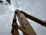 Dettaglio braccio e avambraccio dell’escavatore cingolato Caterpillar 320D del 2020