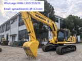 Escavatore cingolato Komatsu PC220-8 del 2023, vista anteriore tre quarti