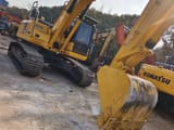 Excavator pe senile 2023 Komatsu PC220-8, vedere față trei sferturi