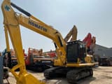 2018 Komatsu PC220-8 koparka gąsienicowa, widok z przodu pod kątem