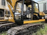 Caterpillar 320C paletli ekskavatör, kabinin yandan görünümü