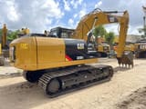 2023 Caterpillar 320D2 гусеничный экскаватор, вид сзади-три четверти