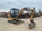 2000 Caterpillar 302.5 mini excavator, side view