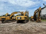 2020 Caterpillar 320D Raupenbagger, Heck- und Seitenansicht