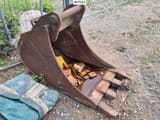 2005 New Holland E215 crawler excavator bucket attachment