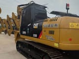 Pelle sur chenilles Caterpillar 320D2 2024, vue arrière trois-quarts