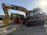 2020 Caterpillar 320D2 paletli ekskavatör, yandan görünüm
