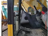 Vista interna cabina escavatore cingolato Komatsu PC220-8 del 2020