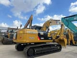 Escavatore cingolato Caterpillar 320D2 del 2023, vista posteriore tre quarti