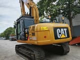 Excavator pe senile Caterpillar 320D2, vedere spate trei sferturi