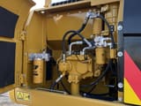 Vue du compartiment moteur d'une pelle sur chenilles Caterpillar 320D2 de 2022