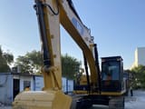 Pelle sur chenilles Caterpillar 320D2 2022, vue avant trois-quarts
