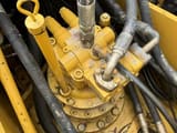 Dettaglio giunto rotante idraulico di escavatore cingolato Caterpillar 320D2 del 2017