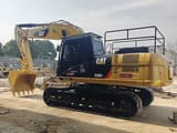 Caterpillar 330D2L Raupenbagger, Seitenansicht