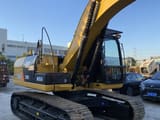 Pelle sur chenilles Caterpillar 320D2 de 2022, vue arrière trois-quarts