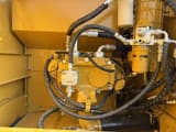 Escavadora anfíbia Caterpillar 320CL de 2019, detalhe da bomba hidráulica