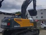 2018 Hyundai 225LVS crawler excavator, rear three-quarter view