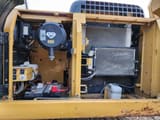 Vue du compartiment moteur d'une pelle sur chenilles Caterpillar 320D2 de 2022