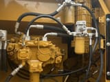 Dettaglio vano motore escavatore cingolato Caterpillar 320D del 2023