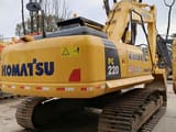 Escavatore cingolato Komatsu PC220-8 del 2020, vista posteriore tre quarti
