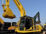 Escavatore cingolato Komatsu PC220-8 del 2024, vista tre quarti anteriore