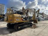 2022 Caterpillar 320D2L Raupenbagger, hintere Dreiviertelansicht