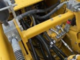 Vue du compartiment hydraulique d'une pelle sur chenilles Komatsu PC220-8 de 2023