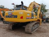 Escavatore cingolato Komatsu PC200-8 del 2023, vista posteriore tre quarti