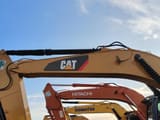 Dettaglio braccio escavatore cingolato Caterpillar 320D del 2020