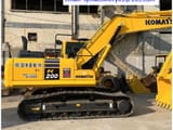 2024 Komatsu PC200-8 paletli ekskavatör yan görünüm