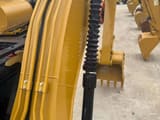 Détail du bras et du système hydraulique d'une pelle sur chenilles Caterpillar 320D2 de 2024
