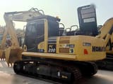 Escavatore cingolato Komatsu PC200-8 del 2012, vista posteriore tre quarti