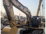 2025 Caterpillar 320D2 Raupenbagger, Frontansicht von schräg vorn