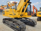 Escavatore cingolato Komatsu PC200-8 del 2022, vista posteriore tre quarti
