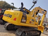 Escavatore cingolato Komatsu PC200-8 del 2023, vista posteriore tre quarti