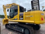Pelle sur chenilles Komatsu PC220-8 de 2023, vue arrière trois-quarts
