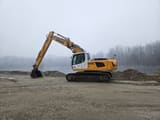 2010 Liebherr R916 LC Litronic crawler excavator, side view