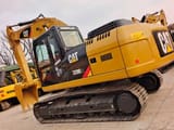 2024 Caterpillar 320D2L Raupenbagger, hintere Dreiviertelansicht