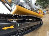 Escavatore cingolato Caterpillar 320D del 2016, vista laterale dei cingoli e del carro