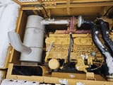 Widok komory silnika koparki gąsienicowej Caterpillar 320CL z 2021 roku