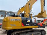 2025 Caterpillar 320D2 Raupenbagger, Ansicht von hinten dreiviertel