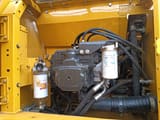 Vue du compartiment moteur d'une pelle sur chenilles Komatsu PC220-8 de 2021