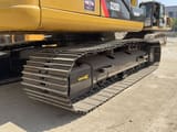 Escavadora de rastos Caterpillar 320D2L, vista lateral dos rastos e carroçaria