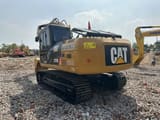 Гусеничный экскаватор 2021 Caterpillar 320D, задний вид в три четверти