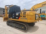 Гусеничный экскаватор Caterpillar 320D2 L 2022 года, вид сзади-три четверти