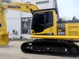 Pelle sur chenilles Komatsu PC200-8 de 2012, vue de côté